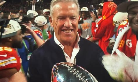 NFL: Twitter reacts to John Elway giving Super Bowl trophy to Chiefs