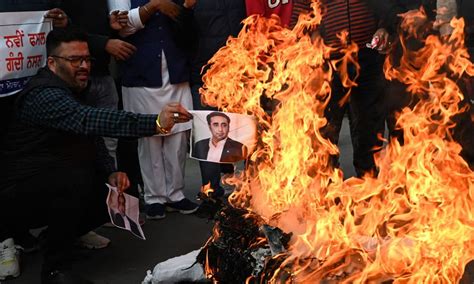 India ruling party members burn effigies of Pakistan foreign minister | kuwaittimes