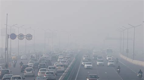 Thick fog swallows up New Delhi and causes travel disruption | World ...