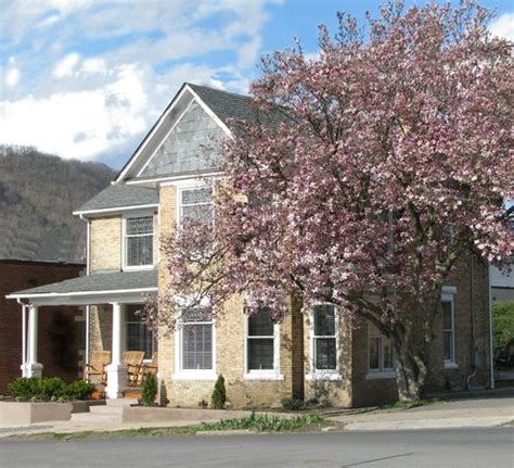 The Guest House Inn on Courthouse Square (Hinton, WV) - Guest house ...