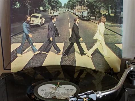 Ποιο μέλος των Beatles περπατά ξυπόλητο στην Abbey Road στο εξώφυλλο του δίσκου