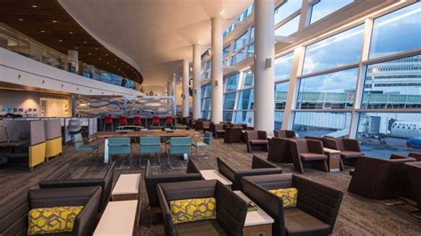 15 Best Airport Lounges in the US [Update 2024]