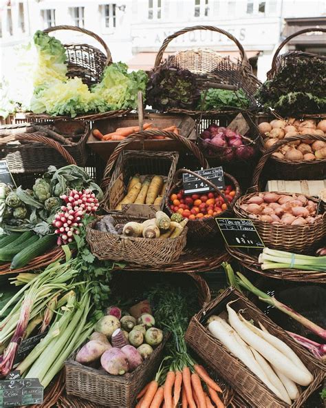 farmer's market & all those straw baskets Farmers Market Display, Farm Market, Farmers' Market ...