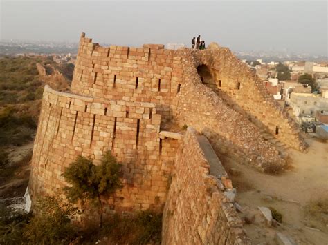 Tughlaqabad Fort and its Crumbling Ruins - GoUNESCO - Make Heritage Fun!