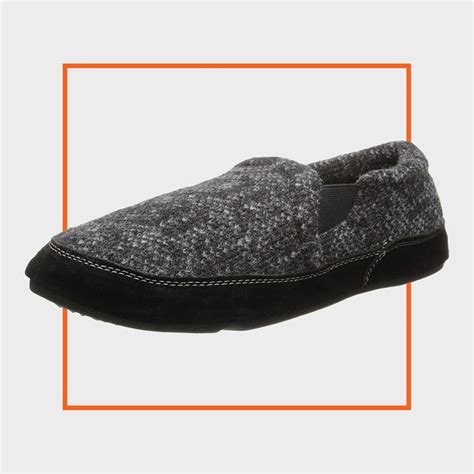 Best Diabetic Slippers for Men, According to Podiatrists | The Healthy