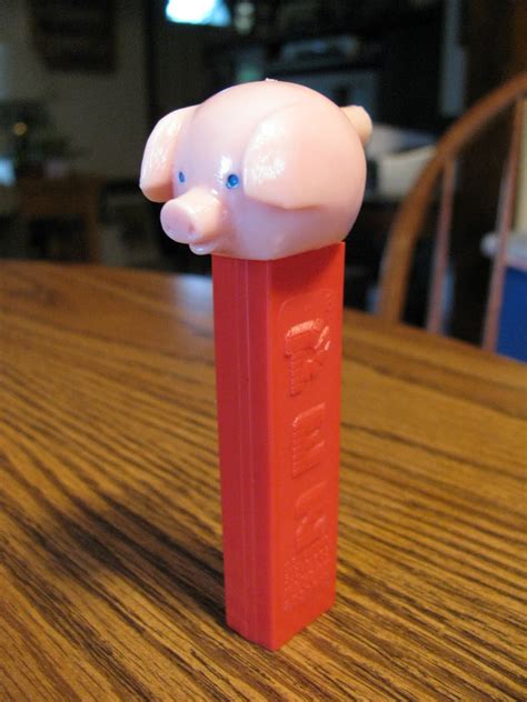 Ron's Pez World: PIG (WHISTLE) or PIG MMM