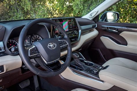 2023 Toyota Highlander Interior Dimensions: Seating, Cargo Space ...