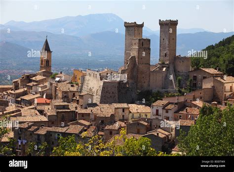 Cantelmo-Caldora castle in the Abruzzo town of Pacentro, Italy Stock Photo - Alamy