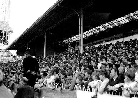 Faces In The Crowd: Manchester United Fans 1948-1980 - Flashbak