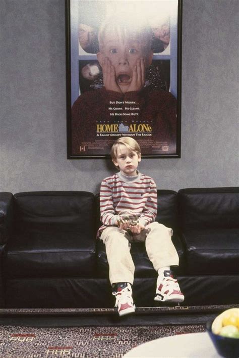 Macaulay Culkin with a Home Alone Poster (90s) : r/90s