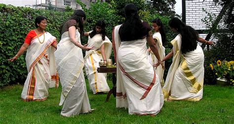 File:Thiruvathirakali kerala.jpg - Wikimedia Commons