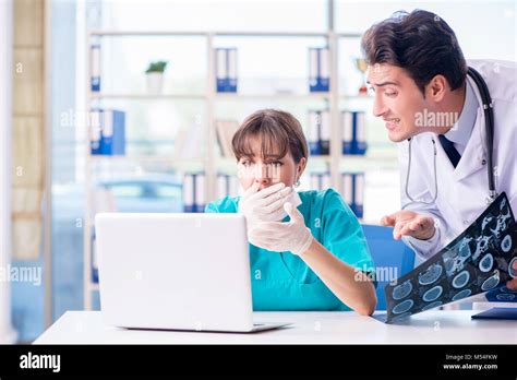 Two doctors discussing x-ray MRI image in hospital Stock Photo - Alamy