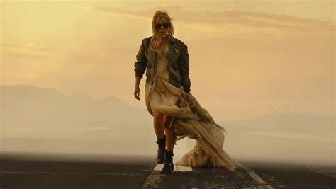 Lady Gaga presenta videoclip de Hold My Hand para Top Gun Maverick