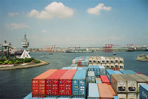 File:Kaohsiung-container-port.jpg - Wikimedia Commons