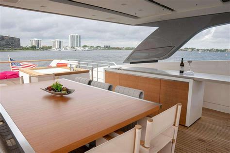 GOLDEN YACHT - Luxury Yacht Charters