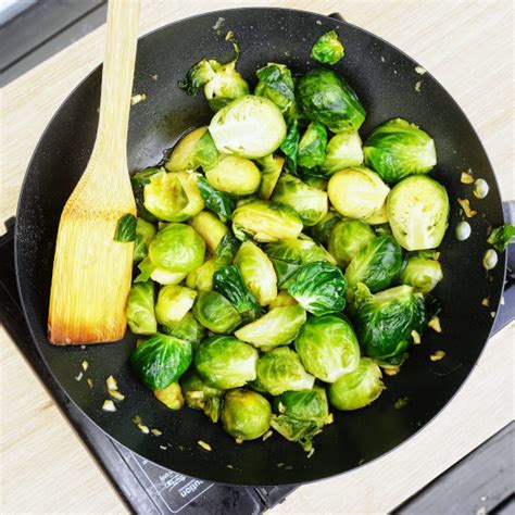 Brussels sprouts stir-fry recipe with garlic (Chinese style)