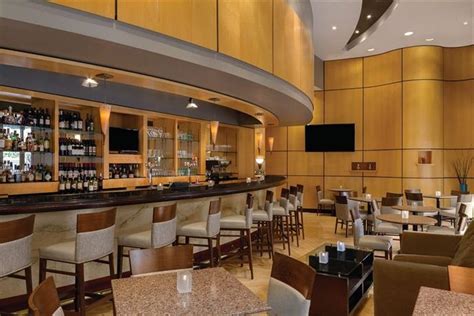 DoubleTree by Hilton Toronto Downtown - Compare Deals