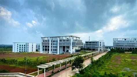 IIM Raipur get a package of more than 67 lakhs in placement । इस इंस्टिट्यूट से कर ली पढ़ाई तो ...