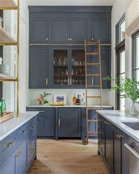 12 No-Fail Classic Kitchen Cabinet Colors | Classic kitchen cabinets ...