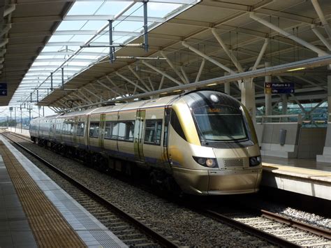 Ein Zug in der Gautrain-Station von Pretoria. In diesem Bahnhof ändern die Züge auf dem Weg von ...