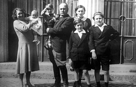 Benito Mussolini with his family, 1930 [1000 x 641] : r/HistoryPorn
