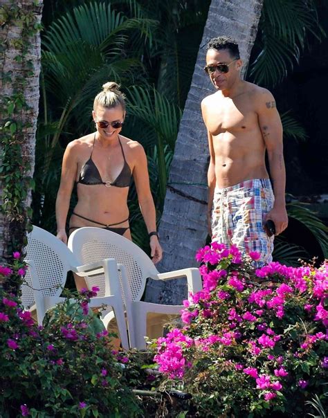 Amy Robach and T.J. Holmes Share Kiss During Mexican Getaway