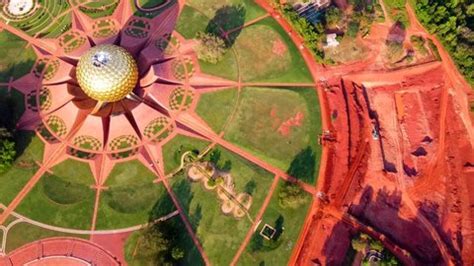 Vue aérienne d'Auroville. Auroville est une : vidéo de stock (100 % libre de droit) 1074082544 ...