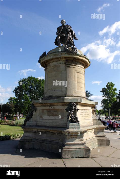 Statue of William Shakespeare Stratford Upon Avon Warwickshire Stock Photo - Alamy