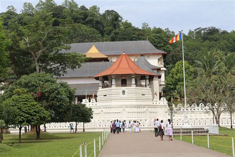 The Temple of the Tooth Relic at Kandy Sri Lanka | Well Known Places