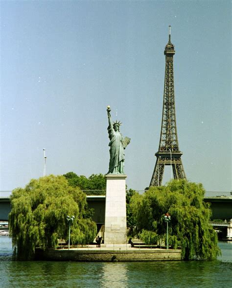 Beautiful-travelling places: The Statue of Liberty.