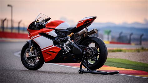 2017 Ducati 1299 Superleggera | Top Speed