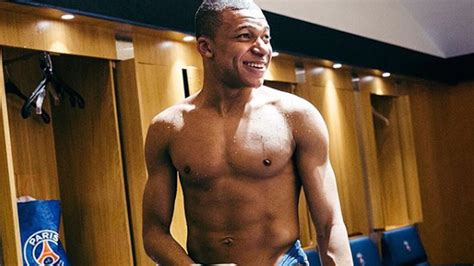 Top 10 Footballers without Tattoos