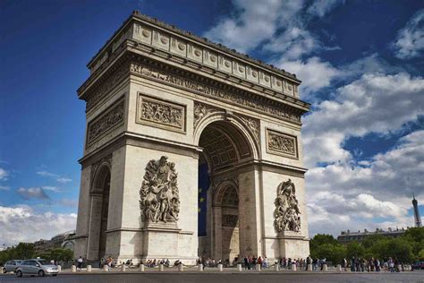 The Arc de Triomphe and its view over Paris >> Free for children under 18