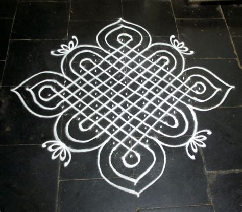 CHIKKU KOLAM (11-1 DOTS) | Small rangoli design, Beautiful rangoli designs, Rangoli designs with ...
