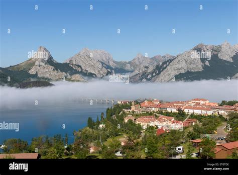 Riano reservoir hi-res stock photography and images - Alamy