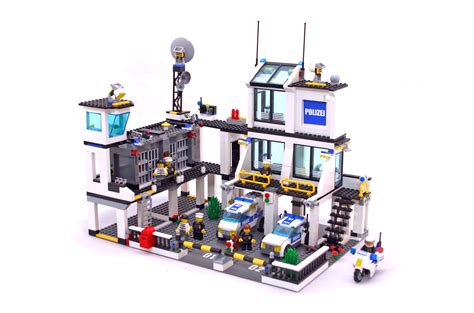 Police Headquarters - LEGO set #7744-1 (Building Sets > City > Police)