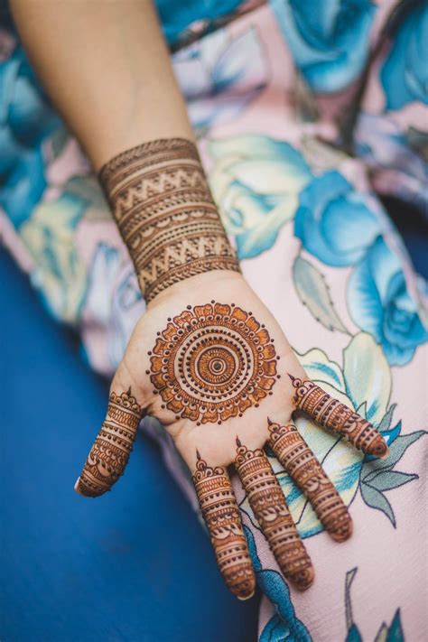 6 Latest Simple Mehndi Designs For The Minimalist Brides This Summer