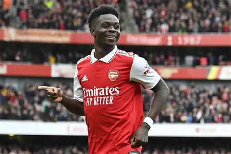 Saka, destaque na temporada, renova contrato com o Arsenal - Folha PE