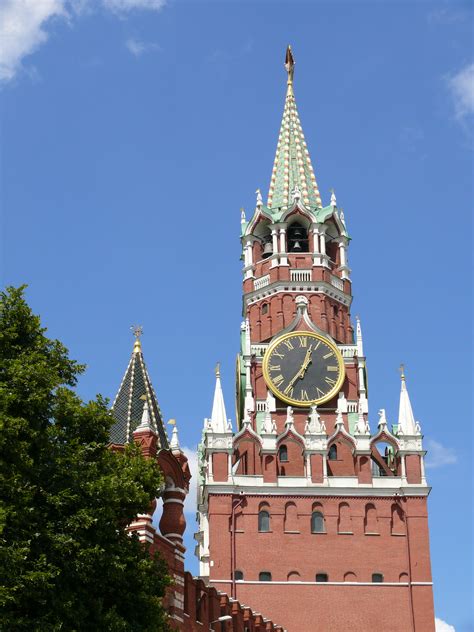 Kremlin clock tower on Red Square in Moscow | Pics4Learning