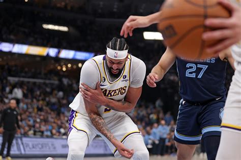 Lakers escape Anthony Davis injury scare vs. Grizzlies: ‘Can’t move my arm’