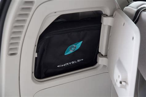 Plug in to Roadshow's new long-term Chrysler Pacifica Hybrid - CNET