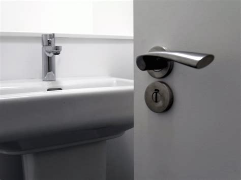 door lock design restroom | Choosing Bathroom Door Lock:bathroom-door ...