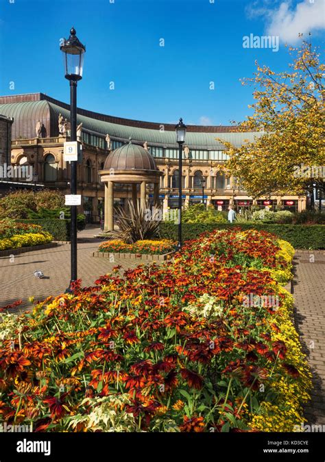 Victoria shopping centre harrogate hi-res stock photography and images ...