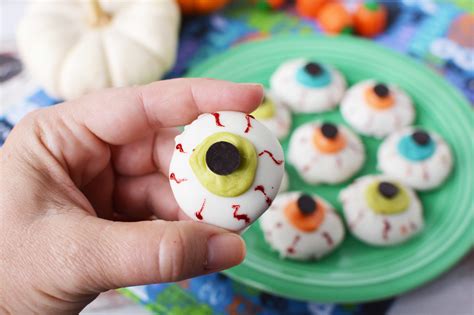 Halloween Eyeball Cookies Recipe - The Rebel Chick