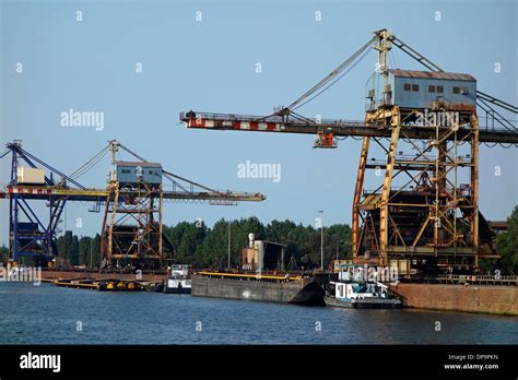 Dock cranes hi-res stock photography and images - Alamy