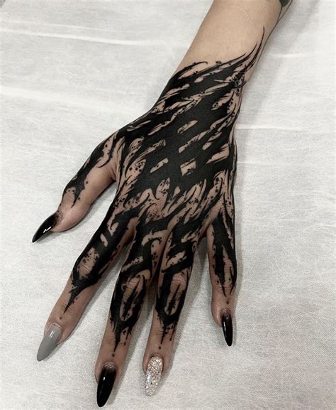 Dark tattoo by © Ink_ddd | Tatuajes en la mano, Tatuaje de blackwork, Tatuaje de la mano