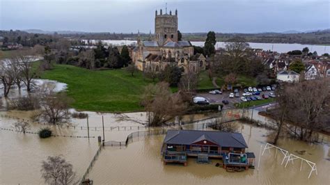 Tewkesbury surrounded by flood water after heavy rain - Translogistics News