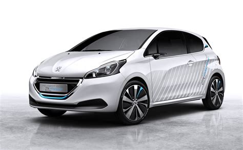 Peugeot 208 HYbrid 2L runs on air, debuts at Paris show | PerformanceDrive