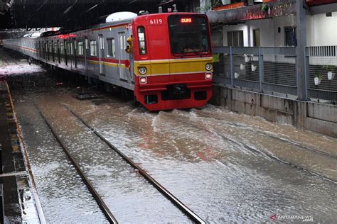 Sejumlah perjalanan kereta api terganggu akibat banjir Jakarta - ANTARA ...