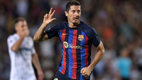 Robert Lewandowski scores historic hat-trick as Barça puts five past Viktoria Plzen | CNN